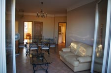 Vue du balcon le matin, à gauche la cuisine à droite la SDB