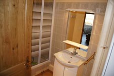 Salle de bain par le miroir vue sur le chateau d'if et/ou Frioul